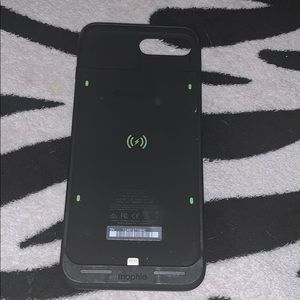 Mophie black matte charging case